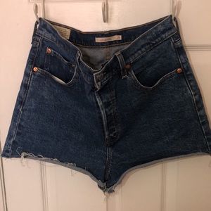 Levi’s Ribcage Raw Hem Short